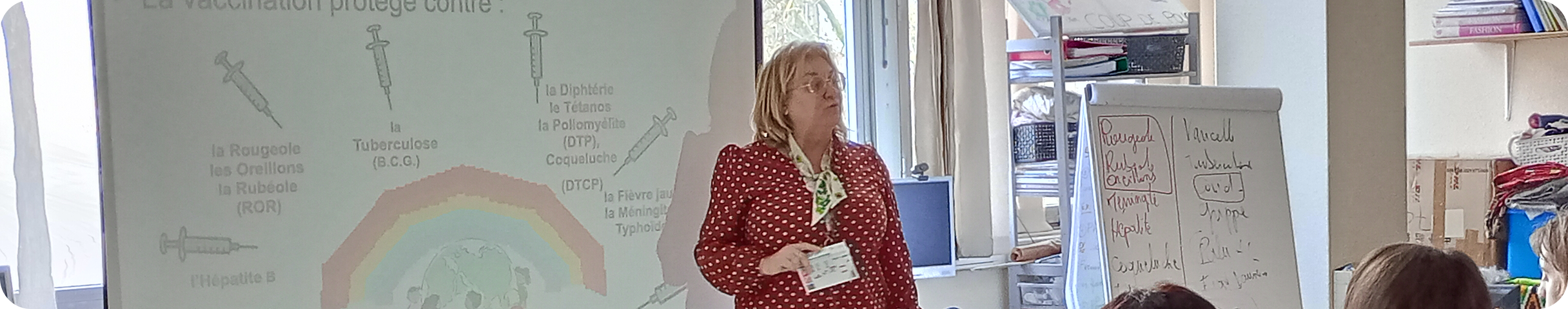 Participants à un atelier santé organisé par Coup de Pouce Évry-Courcouronnes 91 sur la prévention, la vaccination et les IST.