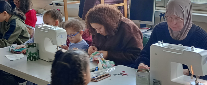 Parents et enfants participant à un atelier couture organisé par Coup de Pouce Évry-Courcouronnes 91.
