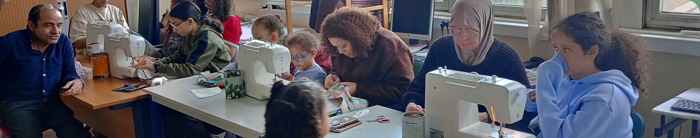 Parents et enfants participant à un atelier couture organisé par Coup de Pouce Évry-Courcouronnes 91.