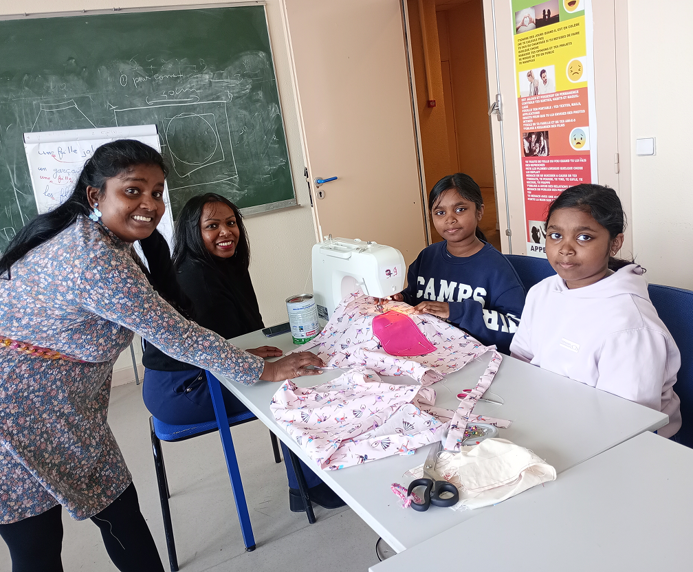 Parents et enfants participant à un atelier couture organisé par Coup de Pouce Évry-Courcouronnes 91.