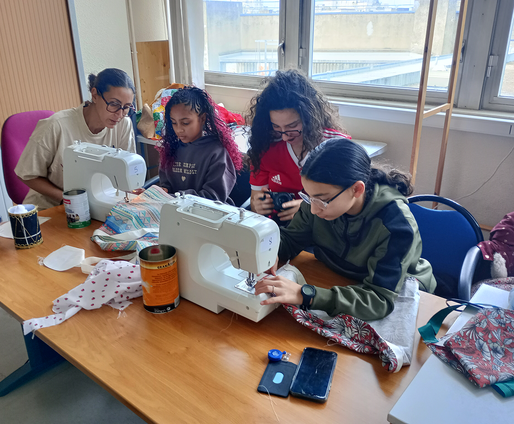 Parents et enfants participant à un atelier couture organisé par Coup de Pouce Évry-Courcouronnes 91.